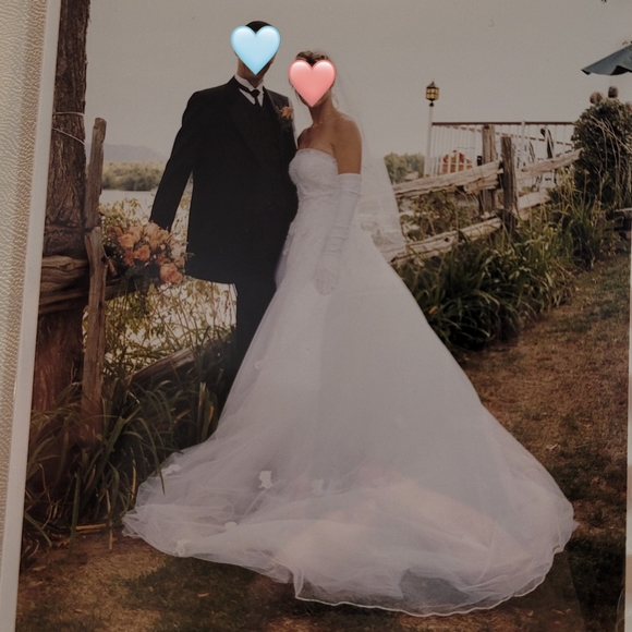 Wedding dress - Picture 2 of 9